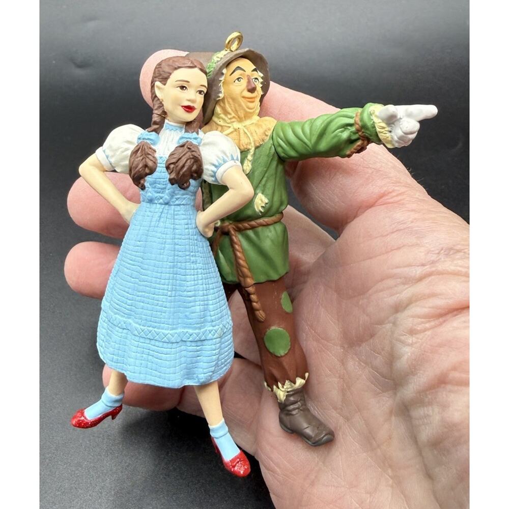 2002 Hallmark Ornament Wizard of Oz Dorothy and Scarecrow QX8246 Vtg No Box LO18